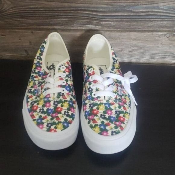 Vans White and‎ Red Sneakers Stylish and Comfortable - Picture 4 of 10